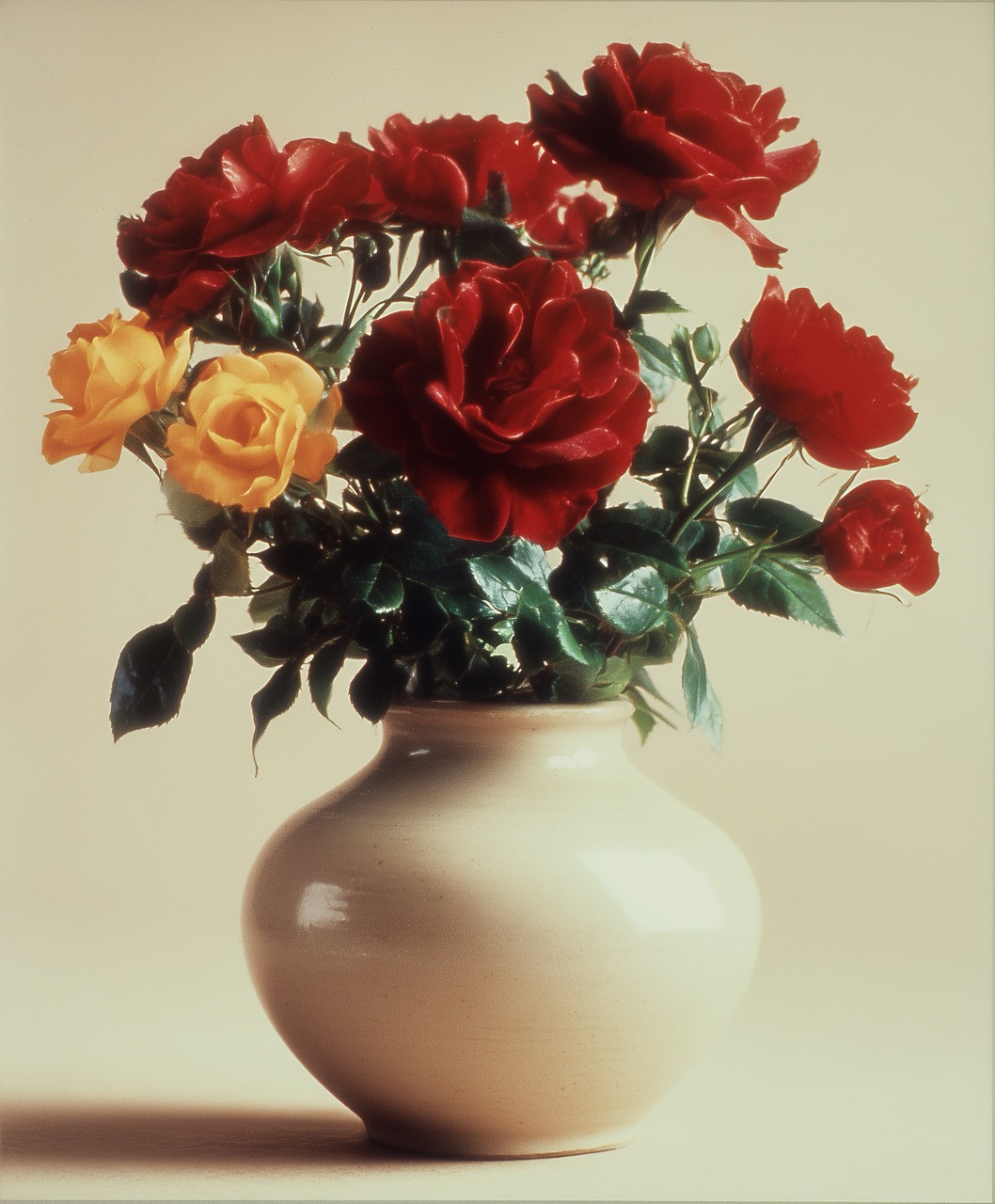 contemporary_still_life_photography_bouquet_composed_of_red_r_b7f89ff3-33ec-469d-a7f2-a02fd074015e_0 - Grande